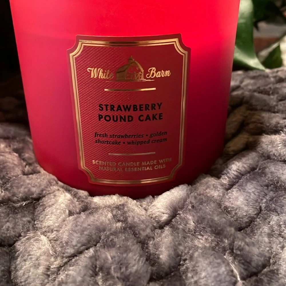 New Bath & Body GIFTABLE~STRAWBERRY 🍓POUND CAKE 3 Wick Clean Burning Candle Hmmm